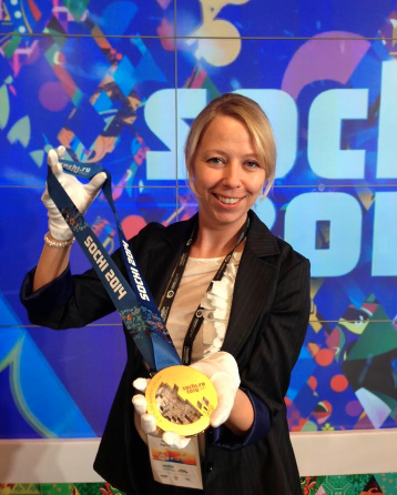 Xenia Reizhevskaya, responsable du service de presse, présente les médailles des Jeux Olympiques et Paralympiques de Sotchi 2014