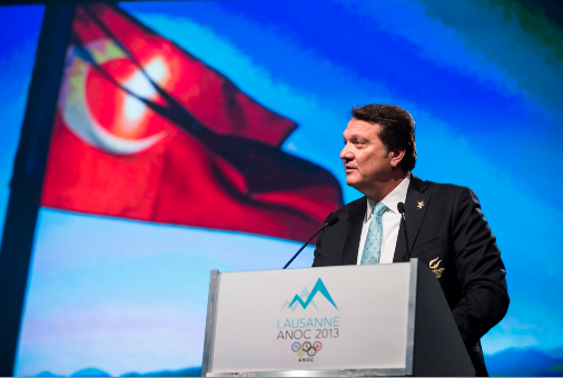 Hasan Arat, Président d'Istanbul 2020, s'adresse aux délégués de l'Assemblée Générale extraordinaire de l'ACNO