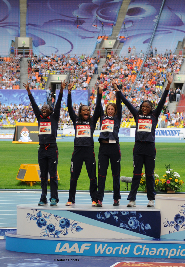 Les relayeuses françaises du 4 × 100 m sur le podium avant leur disqualification.