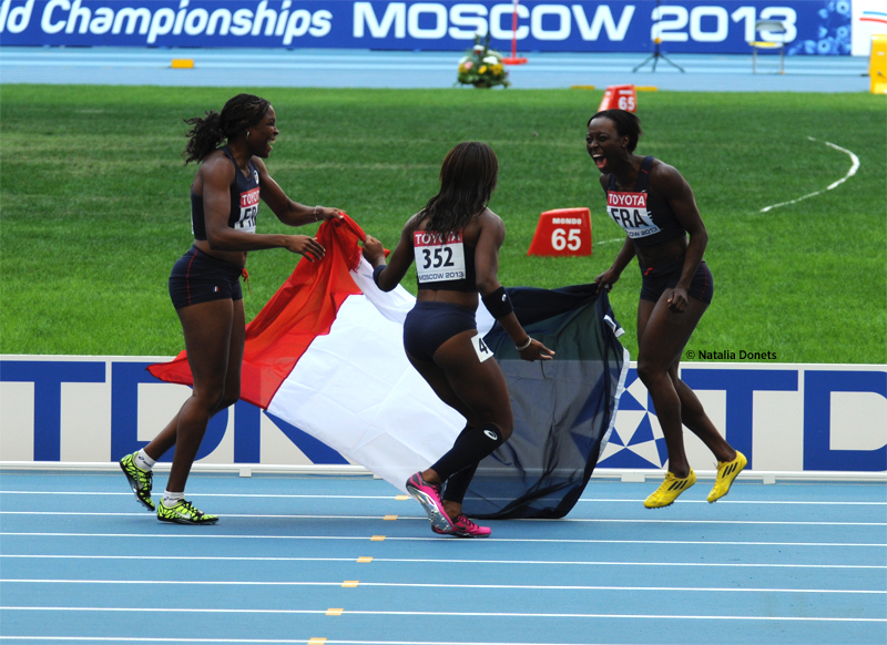 le relais 4x100 m féminin à l'arrivée