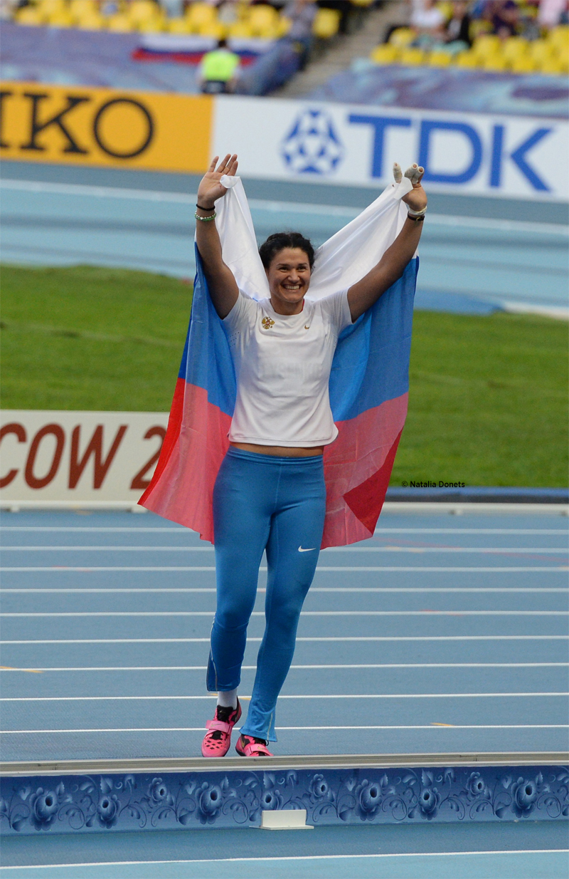 Tatyana Lysenko, gagne le marteau avec un jet à 78,80m devant un public conquis. le deuxième plus long lancer de l'histoire de la discipline.