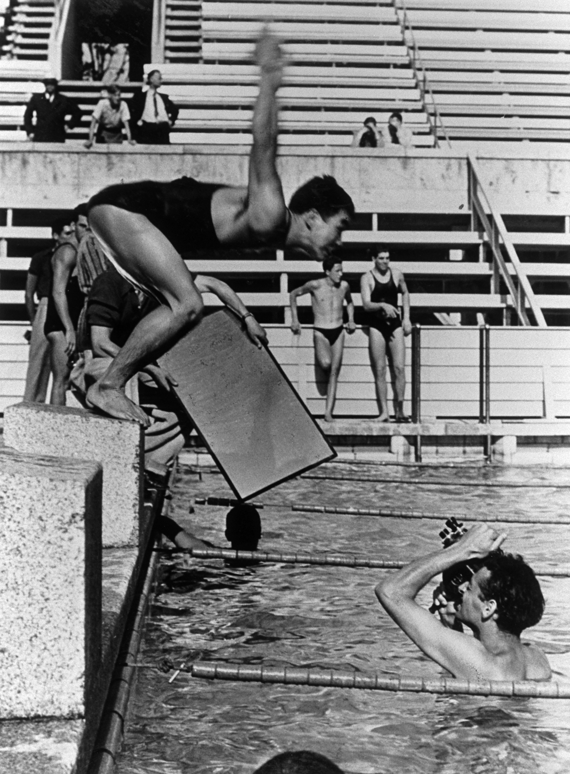 JO Berlin 1936, Tournage de "Les Dieux du stade", film documentaire de Leni RIEFENSTAHL - Un cameraman dans une piscine filmant un nageur en train de plonger.