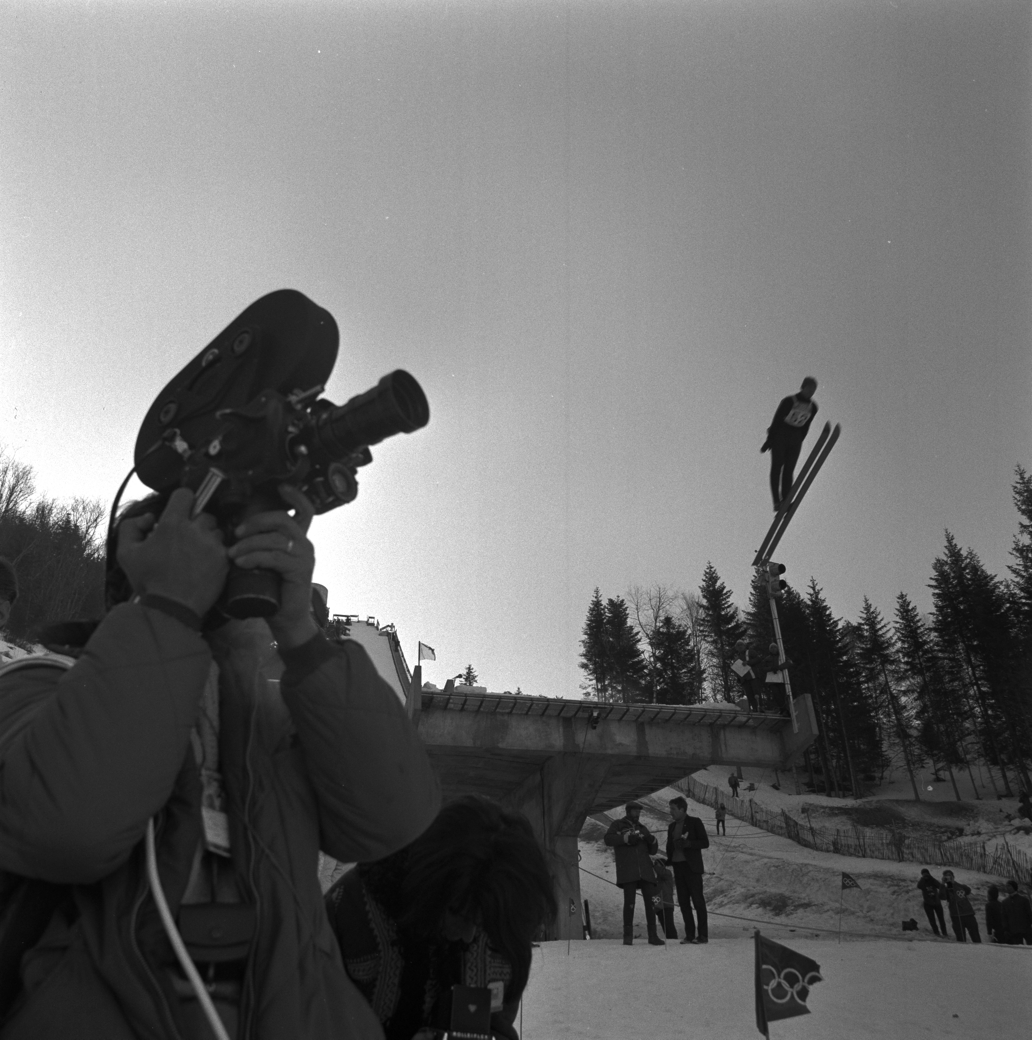 JO Hiver Grenoble 1968, Saut à ski - Un cameraman au pied du tremplin.