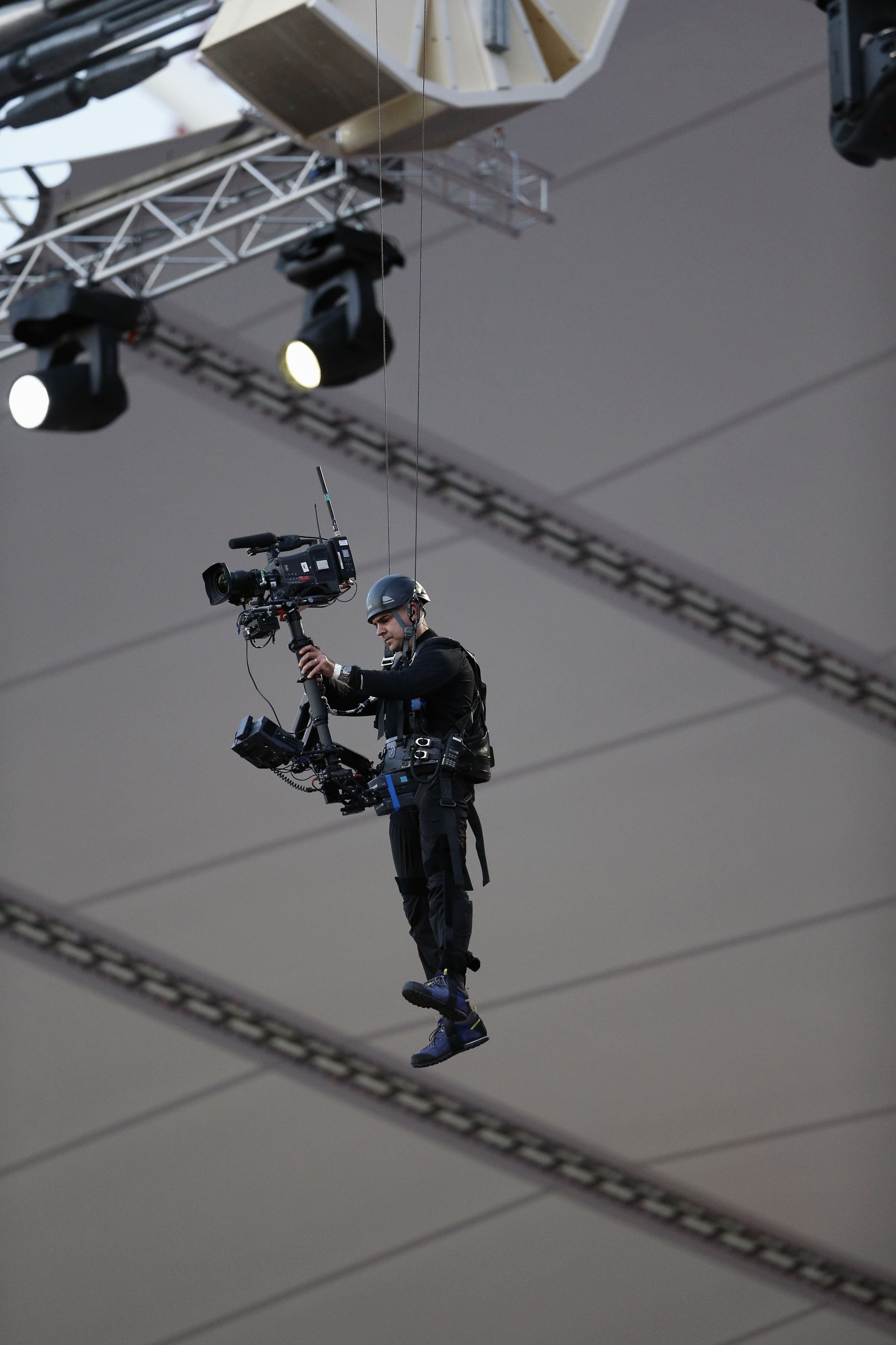 JO Londres 2012, Répétition de la cérémonie d'ouverture - Coulisses, un caméraman suspendu par des câbles.