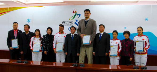 De gauche à droite : HOU Bin, ZHAO Yinggang, LI Nina, WANG Hui, ZHAO Hongbo, ZHANG Jiandong, YAO Ming, SONG Luzeng, SHEN Xue, HOU Yulan and ZHANG Hong à l’événement ©Beijing 2022